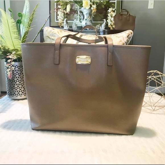 MICHAEL Michael Kors Handbags - Michael Kors💛Jet Set Travel Carryall Tote